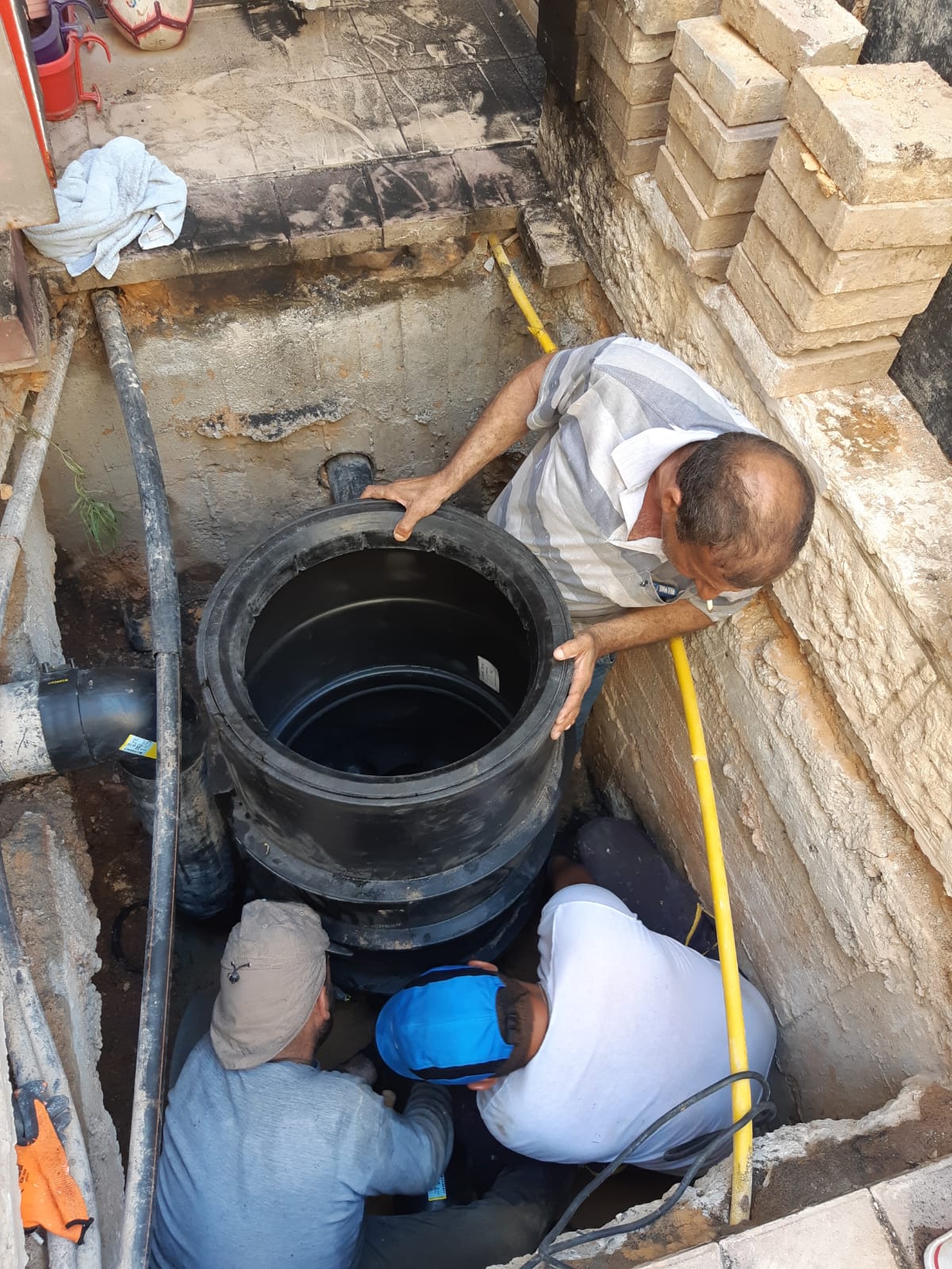 החלפת שוחות ביוב מבטון לפלסטיק 